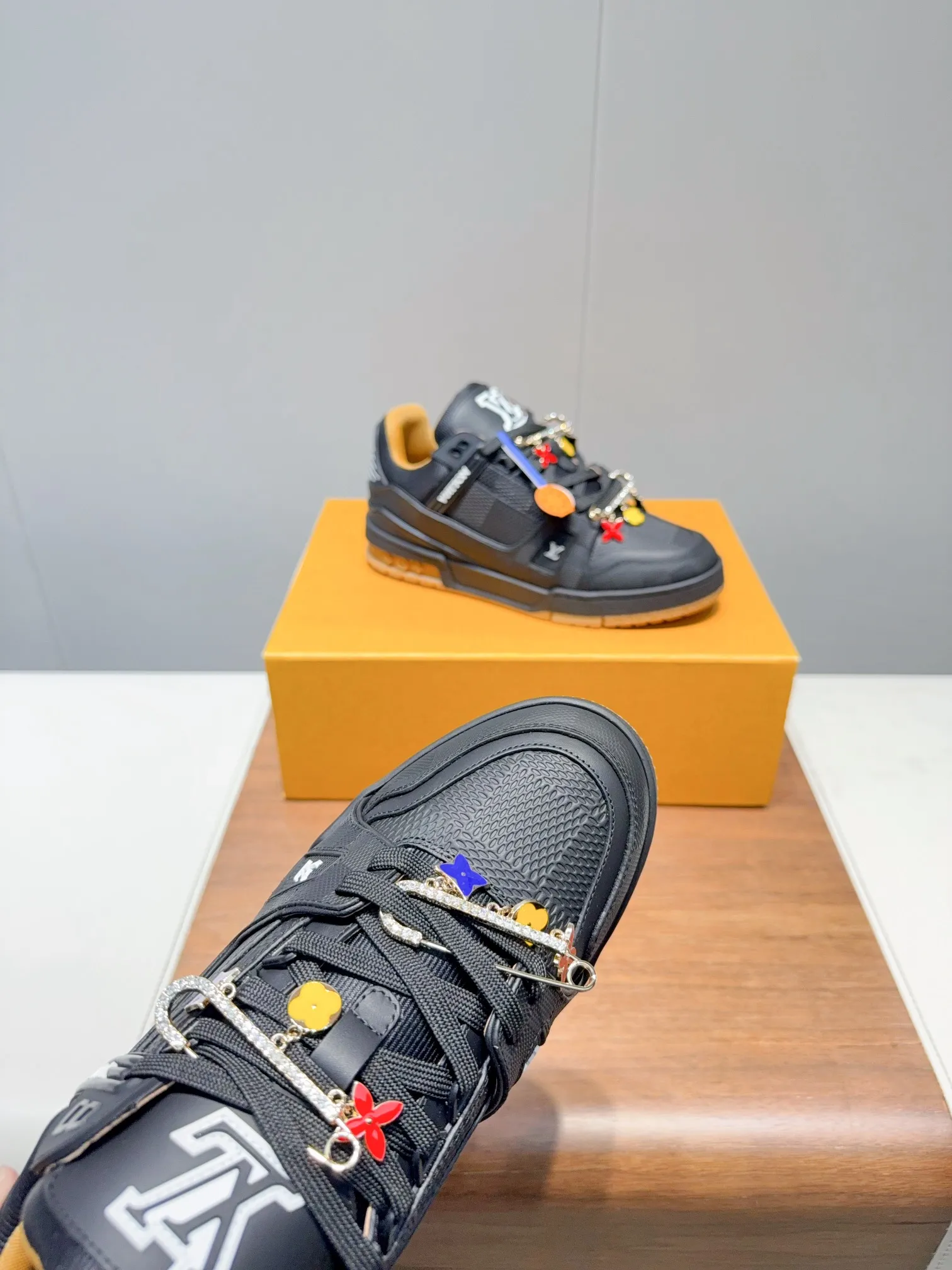 👟👟Ex-factory price 780👟👟Louis Vuitto- Louis Vuitton Couple's Casual Sports Shoes Skateboard Shoes Original purchase, development and production This LV Traine- sports shoe is made of cow leather to create a complex upper, which requires several hours of ingenious sewing to complete. The classic configuration is from the hands of Virgil Ablo-, showing the inspiration of retro basketball shoes. Exquisite packaging at the delivery counter. Fabric: Original customized first-layer cowhide. Inner foot pad: Breathable mesh. Heel height: 3cm. Outsole: Original molded two-color TPU combination outsole. Size: 35-45 (40 for women and 45 for men. Custom-made, non-refundable) (Note: Bulk items do not come with buckles. Please inform us if you need buckles when ordering) Buckle +20